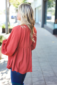 RUST SWEETHEART VNECK WOVEN BABYDOLL LONG SLEEVE BUBBLE TOP