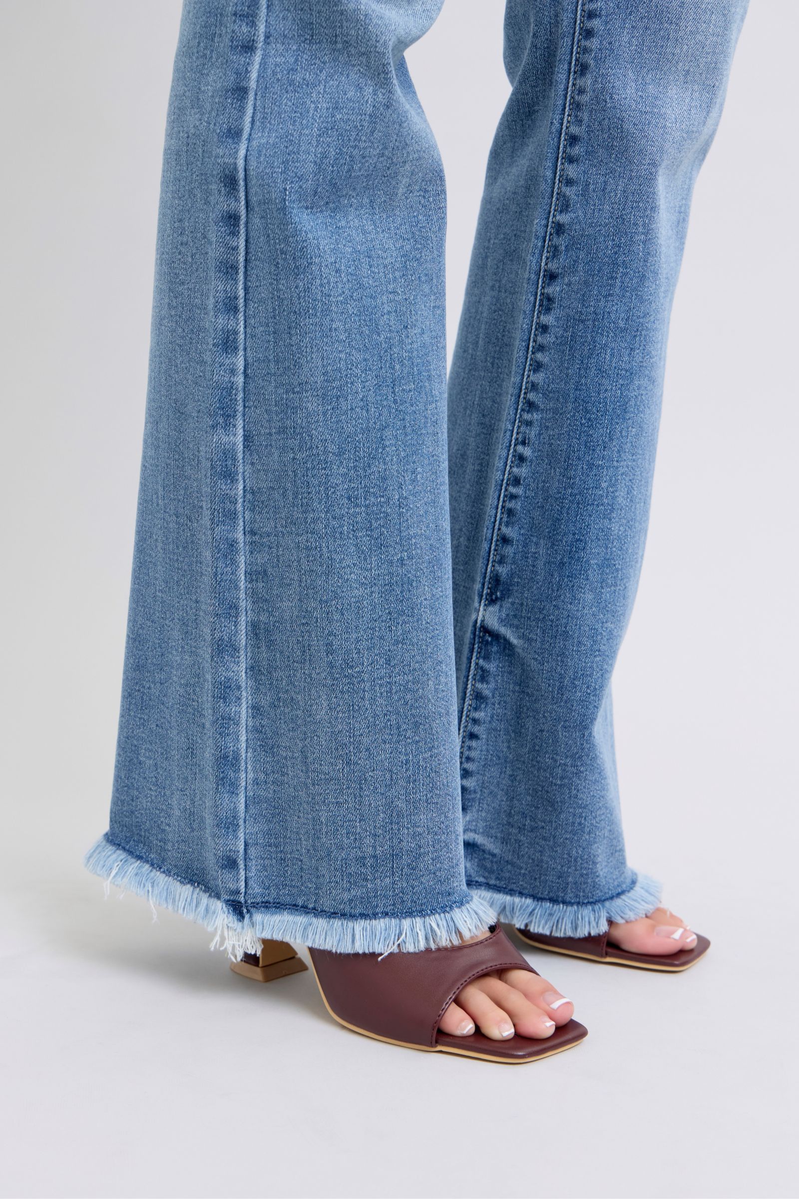 HIGH WAIST MEDIUM WASH BOOTCUT JUDY BLUE DENIM FRAYED HEM