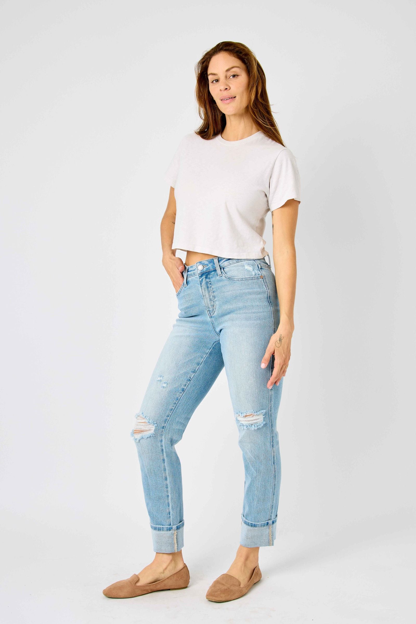 AMERICANA FLAG PRINT ON BACK POCKET MID RISE CUFFED BOYFRIEND JUDY BLUE LIGHT WASH DENIM-PLUS