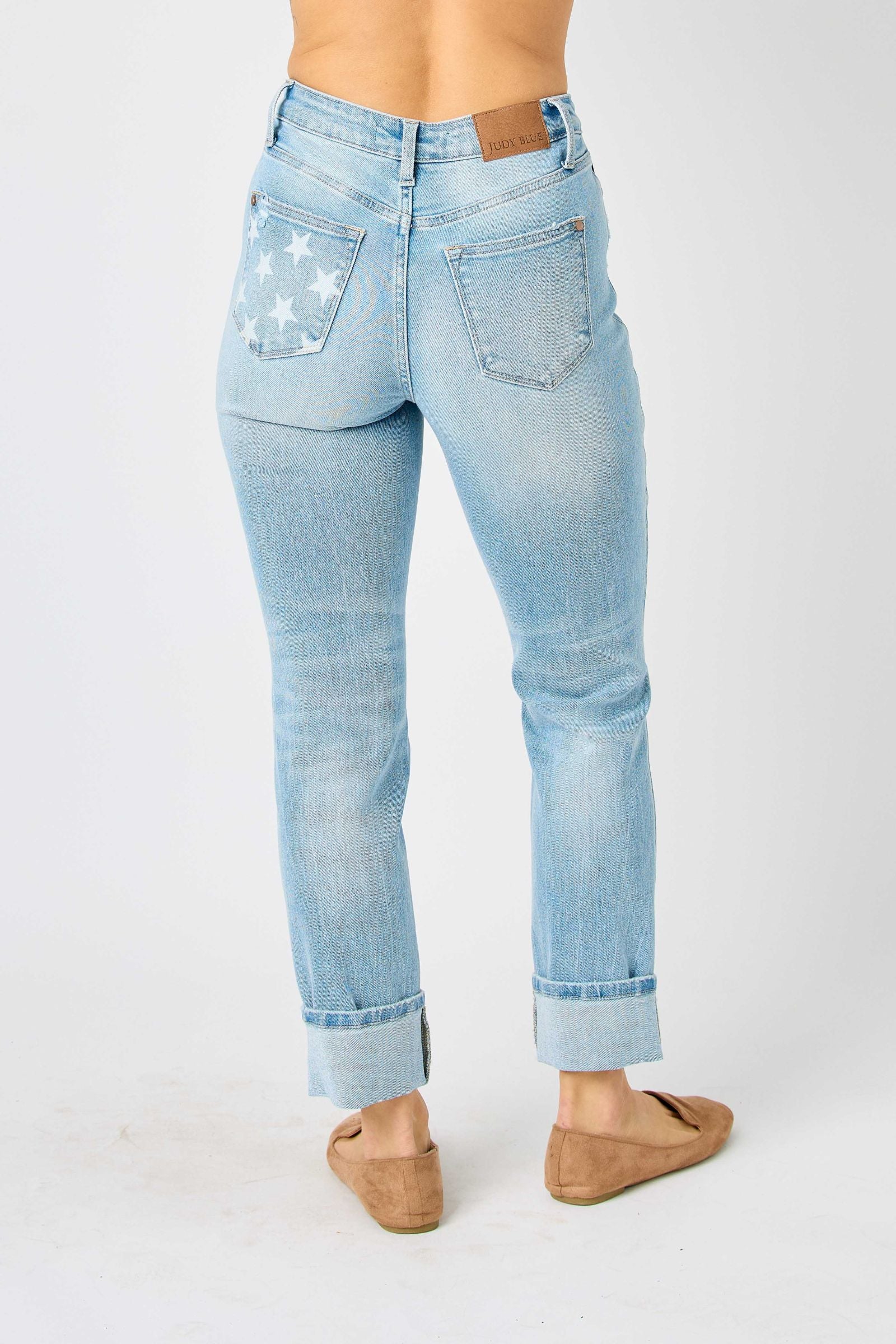 AMERICANA FLAG PRINT ON BACK POCKET MID RISE CUFFED BOYFRIEND JUDY BLUE LIGHT WASH DENIM-PLUS