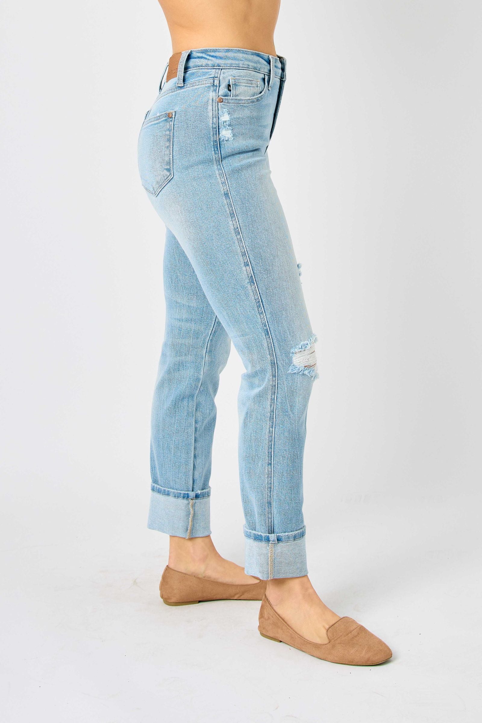 AMERICANA FLAG PRINT ON BACK POCKET MID RISE CUFFED BOYFRIEND JUDY BLUE LIGHT WASH DENIM-PLUS