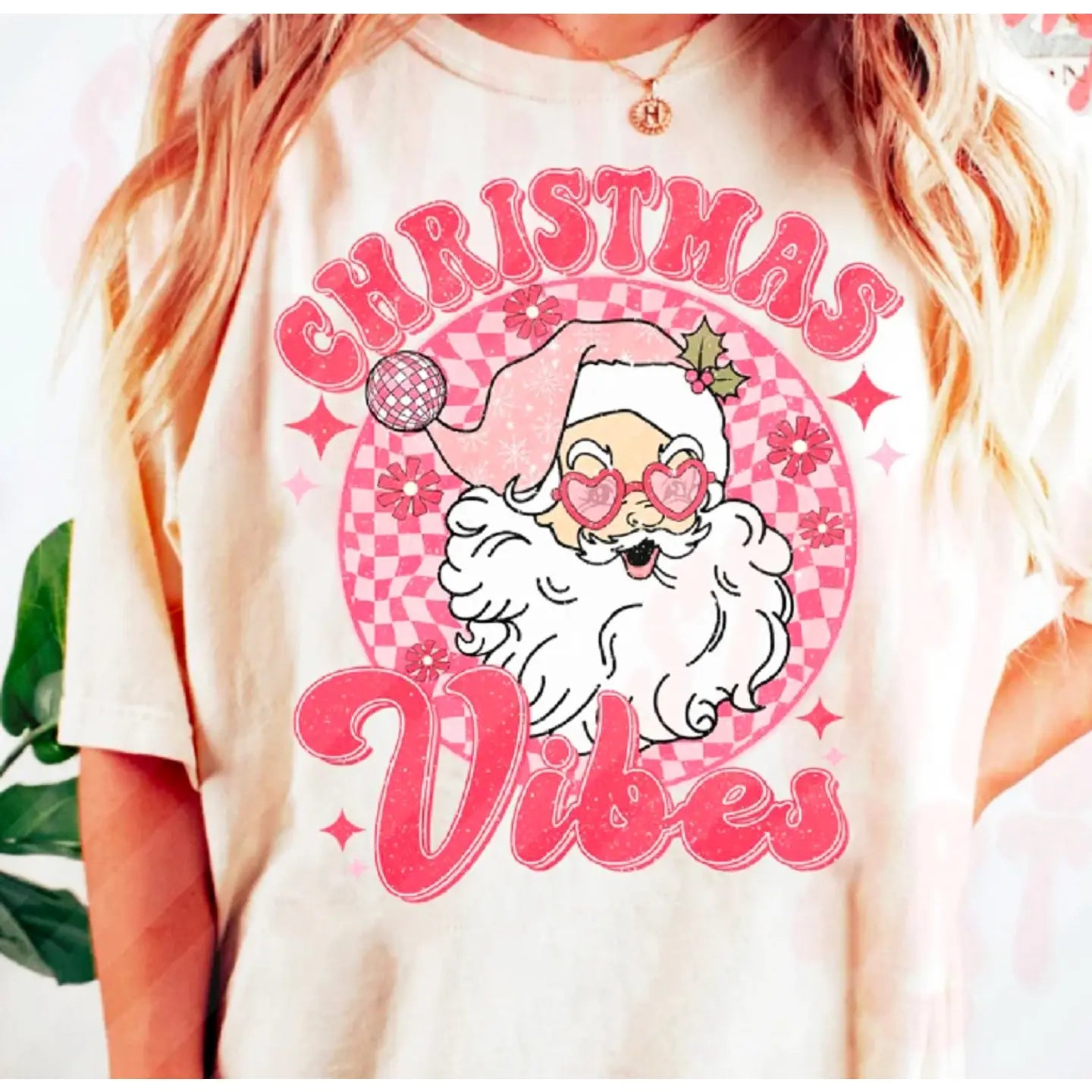 CHRISTMAS VIBES PINK CHECKERED SANTA CLAUS IN CIRCLE DESIGN SOFT STYLE *LIGHT PINK* TEE