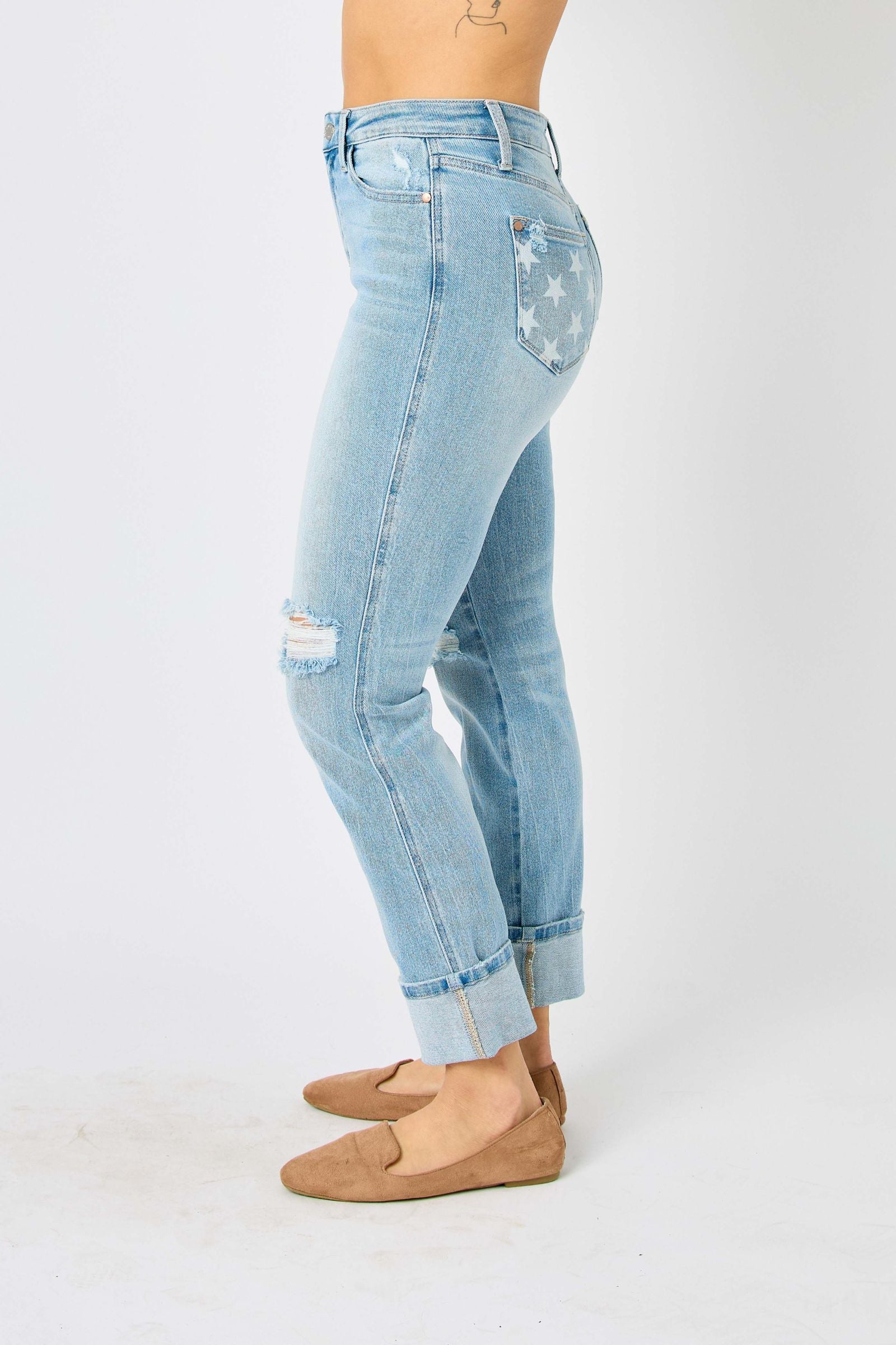 AMERICANA FLAG PRINT ON BACK POCKET MID RISE CUFFED BOYFRIEND JUDY BLUE LIGHT WASH DENIM-PLUS