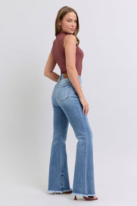 HIGH WAIST MEDIUM WASH BOOTCUT JUDY BLUE DENIM FRAYED HEM