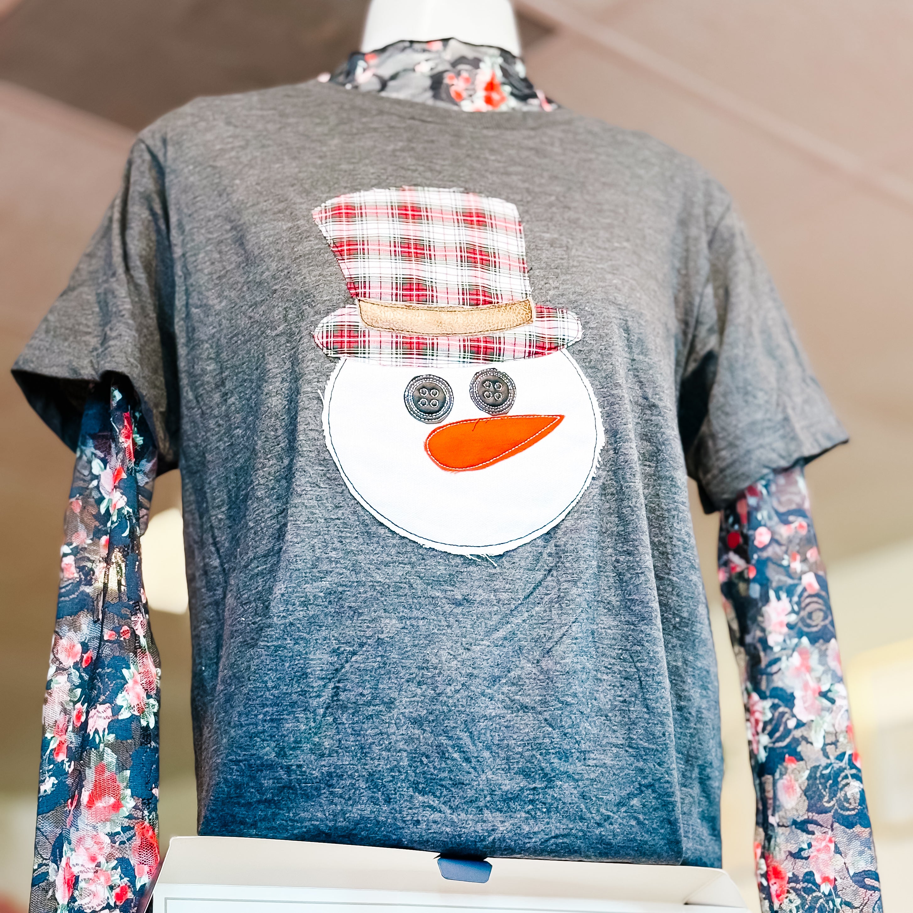 CHRISTMAS PLAID SNOWMAN BUTTON EYES APPLIQUED EMBROIERED STITCHED TEE