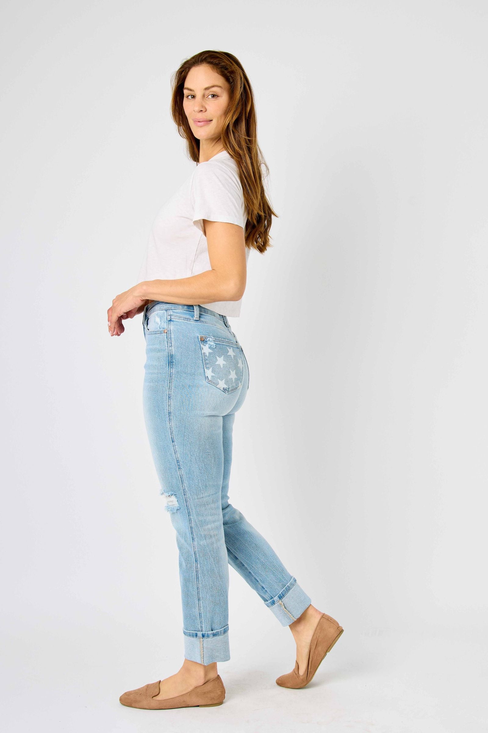 AMERICANA FLAG PRINT ON BACK POCKET MID RISE CUFFED BOYFRIEND JUDY BLUE LIGHT WASH DENIM-PLUS