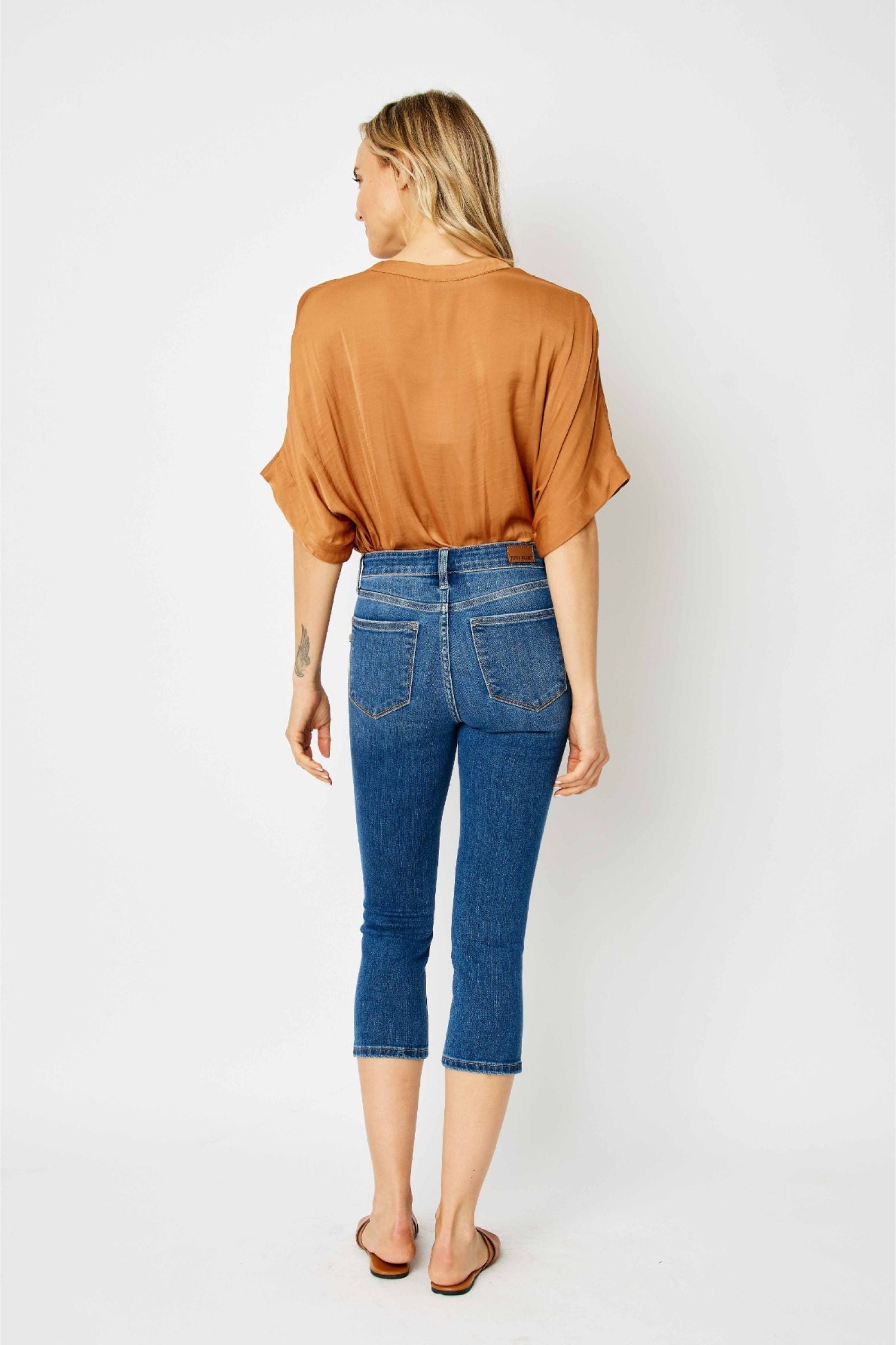 MID RISE CAPRIS WITH SIDE SLITS MEDIUM WASH JUDY BLUE DENIM-PLUS- SIZES: 14W, 16W, 18W, 20W, 22W & 24W