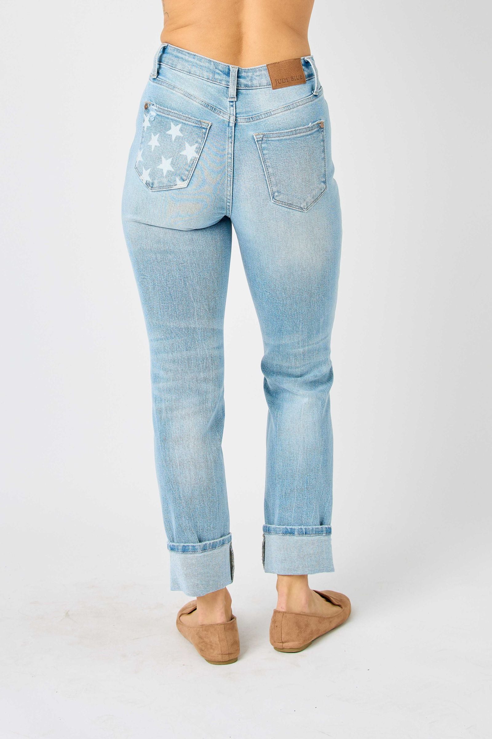 AMERICANA FLAG PRINT ON BACK POCKET MID RISE CUFFED BOYFRIEND JUDY BLUE LIGHT WASH DENIM-PLUS