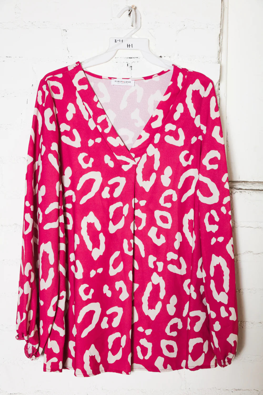 MAGENTA WHITE ANIMAL VNECK WOVEN TOP