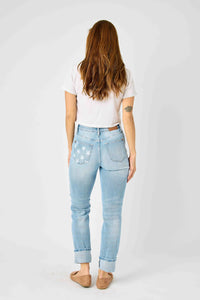 AMERICANA FLAG PRINT ON BACK POCKET MID RISE CUFFED BOYFRIEND JUDY BLUE LIGHT WASH DENIM-PLUS