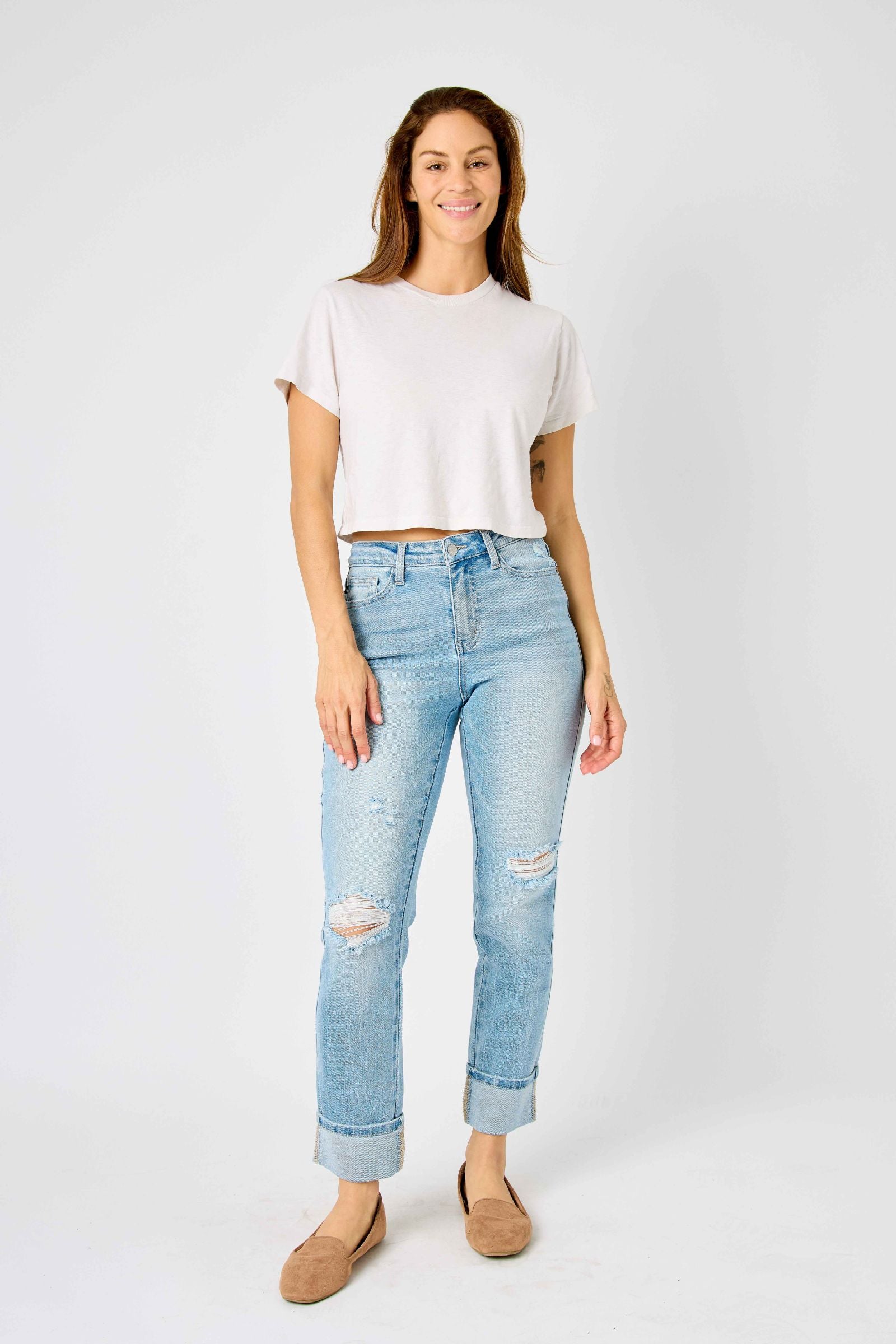 AMERICANA FLAG PRINT ON BACK POCKET MID RISE CUFFED BOYFRIEND JUDY BLUE LIGHT WASH DENIM-PLUS