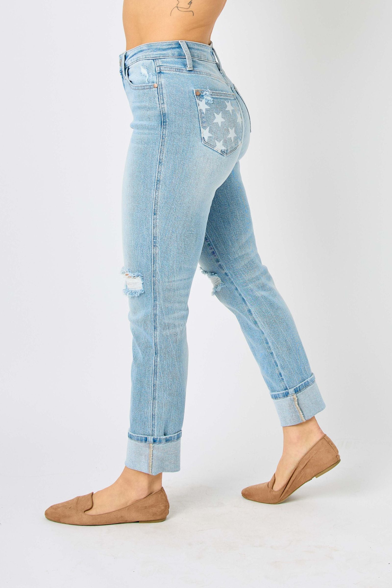 AMERICANA FLAG PRINT ON BACK POCKET MID RISE CUFFED BOYFRIEND JUDY BLUE LIGHT WASH DENIM-PLUS