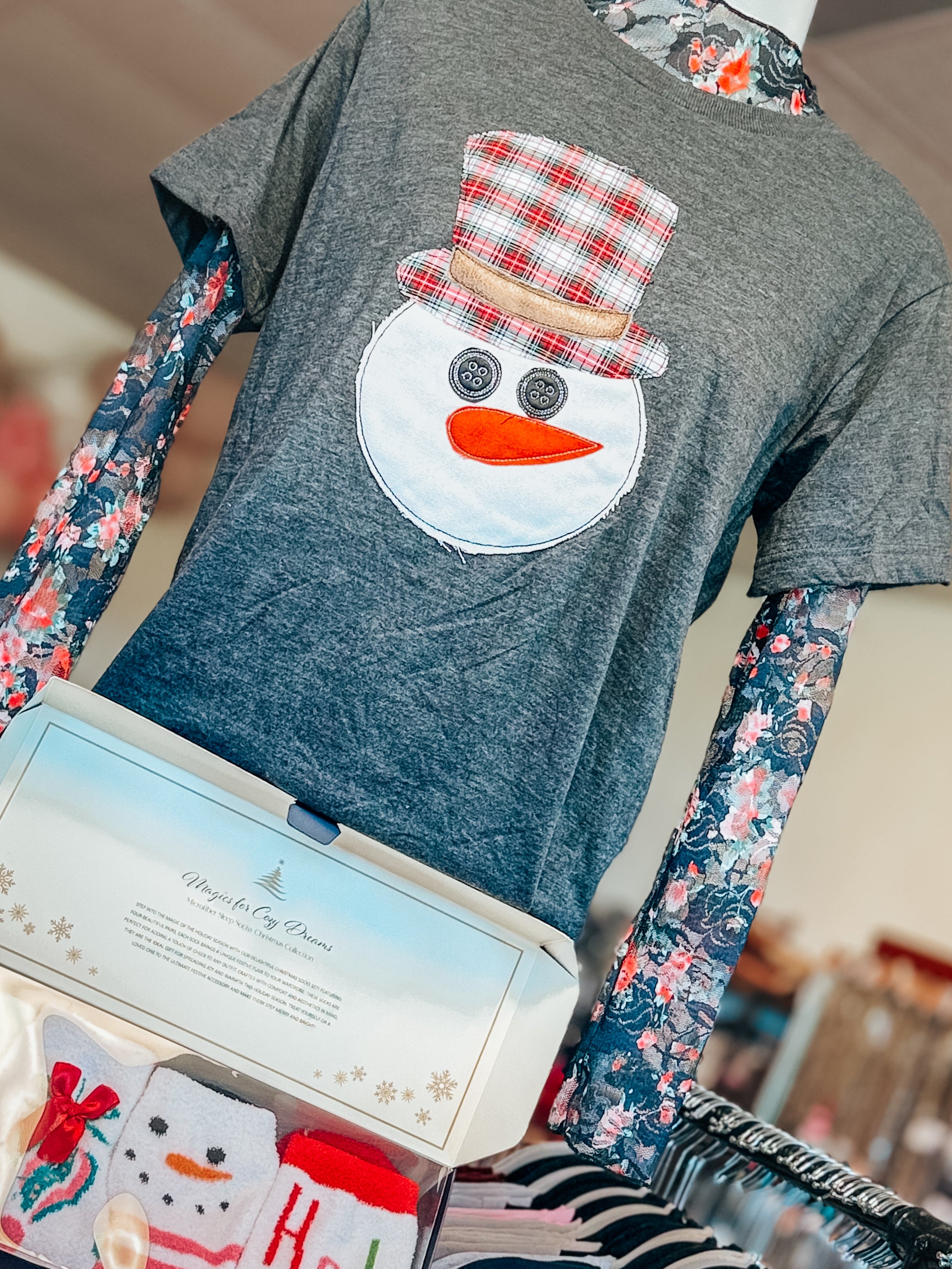 CHRISTMAS PLAID SNOWMAN BUTTON EYES APPLIQUED EMBROIERED STITCHED TEE