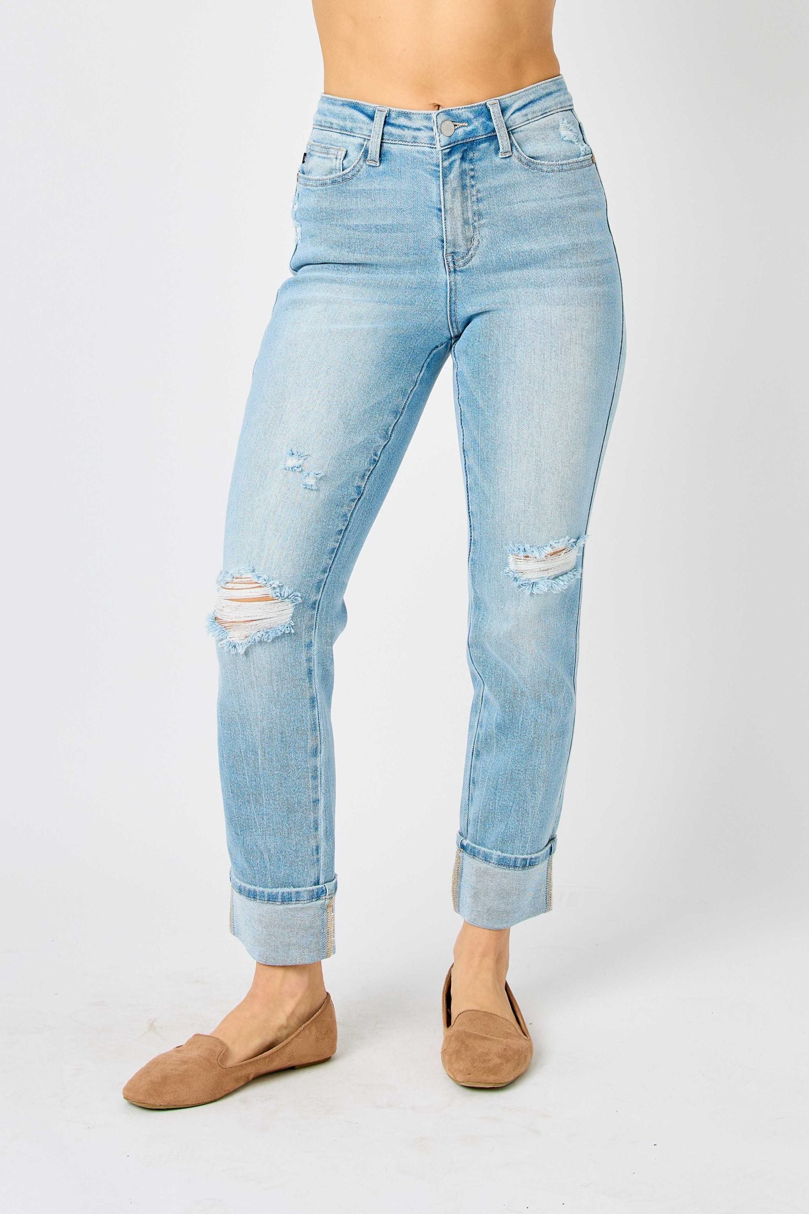 AMERICANA FLAG PRINT ON BACK POCKET MID RISE CUFFED BOYFRIEND JUDY BLUE LIGHT WASH DENIM-PLUS