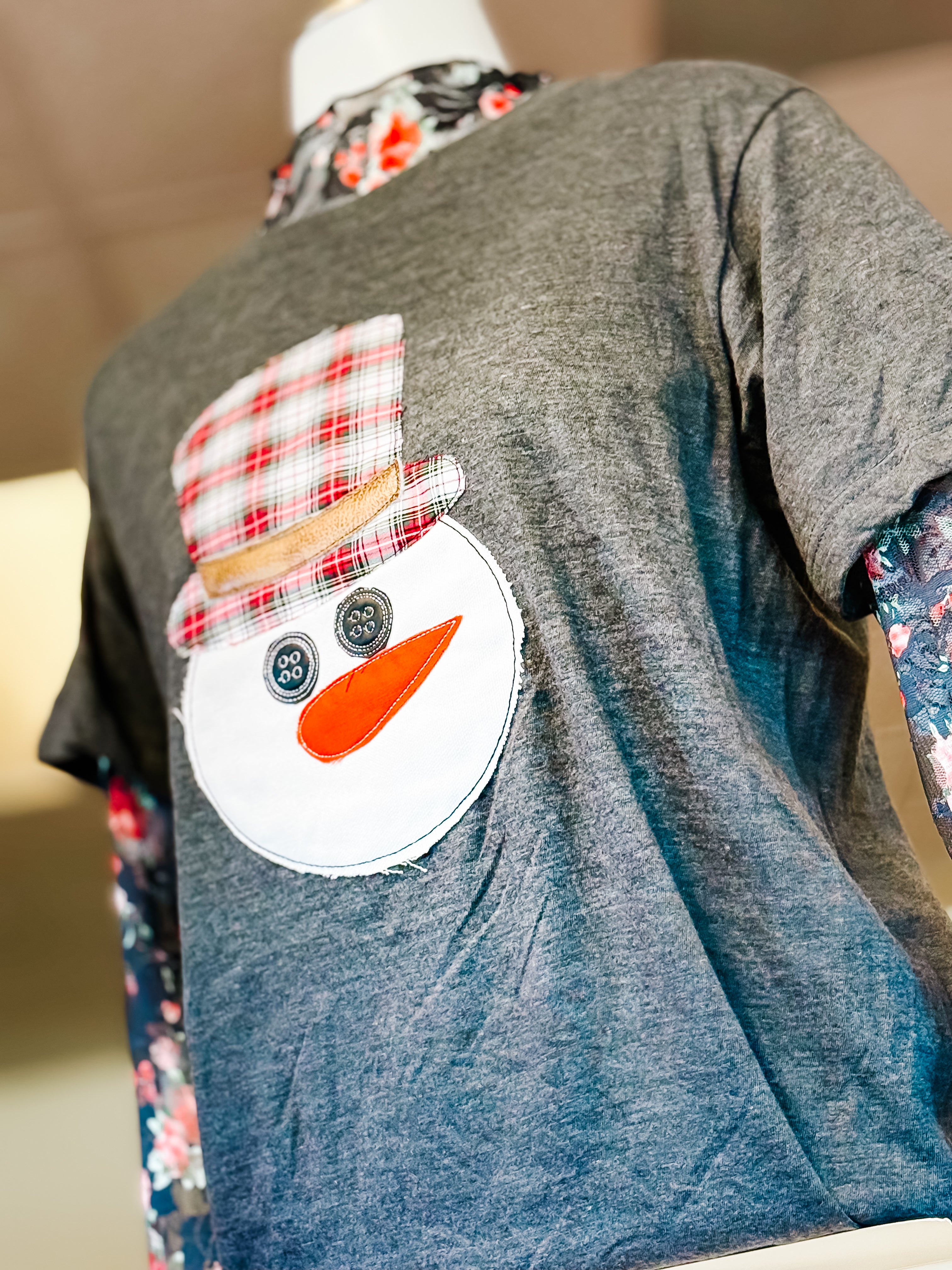 CHRISTMAS PLAID SNOWMAN BUTTON EYES APPLIQUED EMBROIERED STITCHED TEE