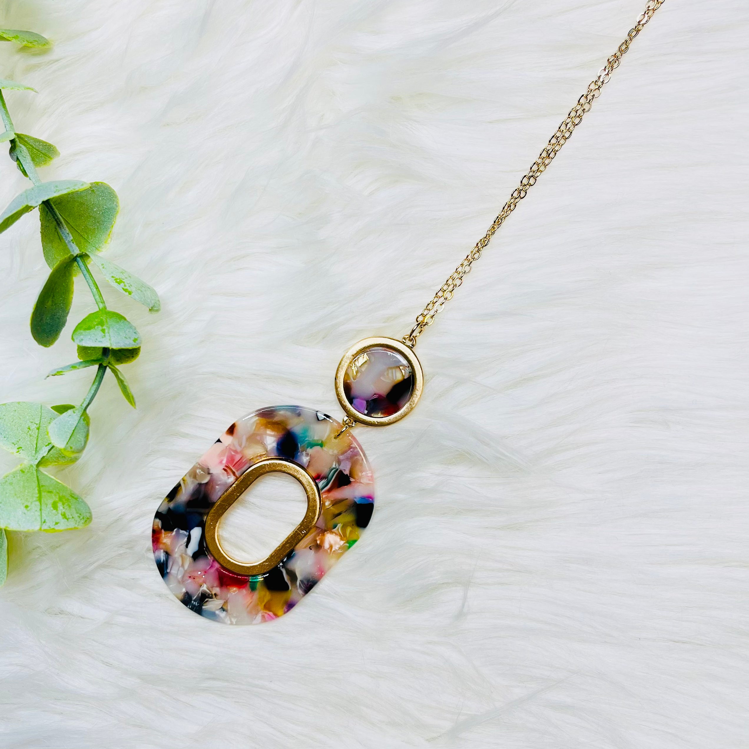 RESIN OVAL HOOP PENDANT NECKLACE
